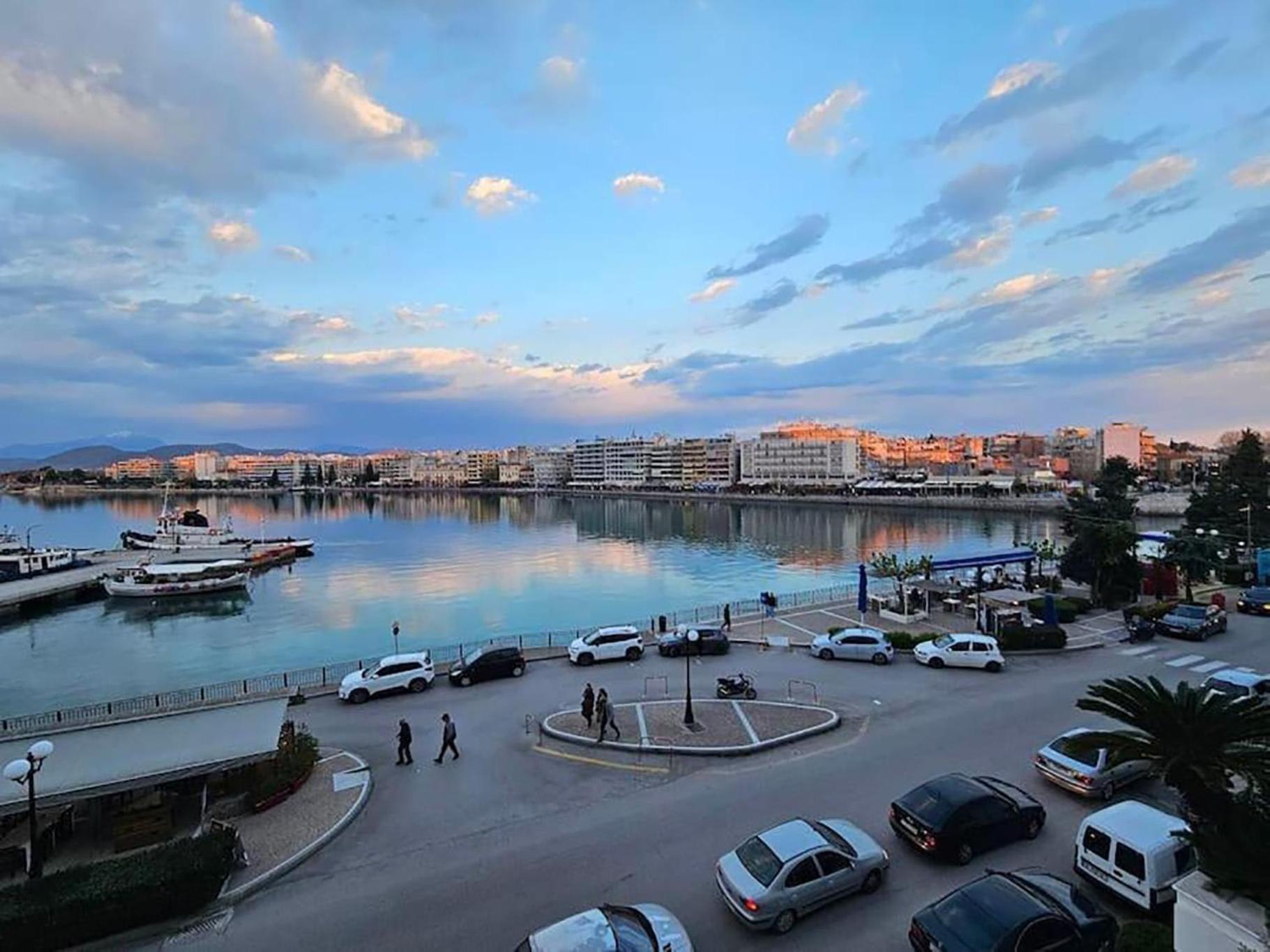 Debbie'S Διαμέρισμα Δίπλα Στο Νερό ! Chalkís Exterior foto