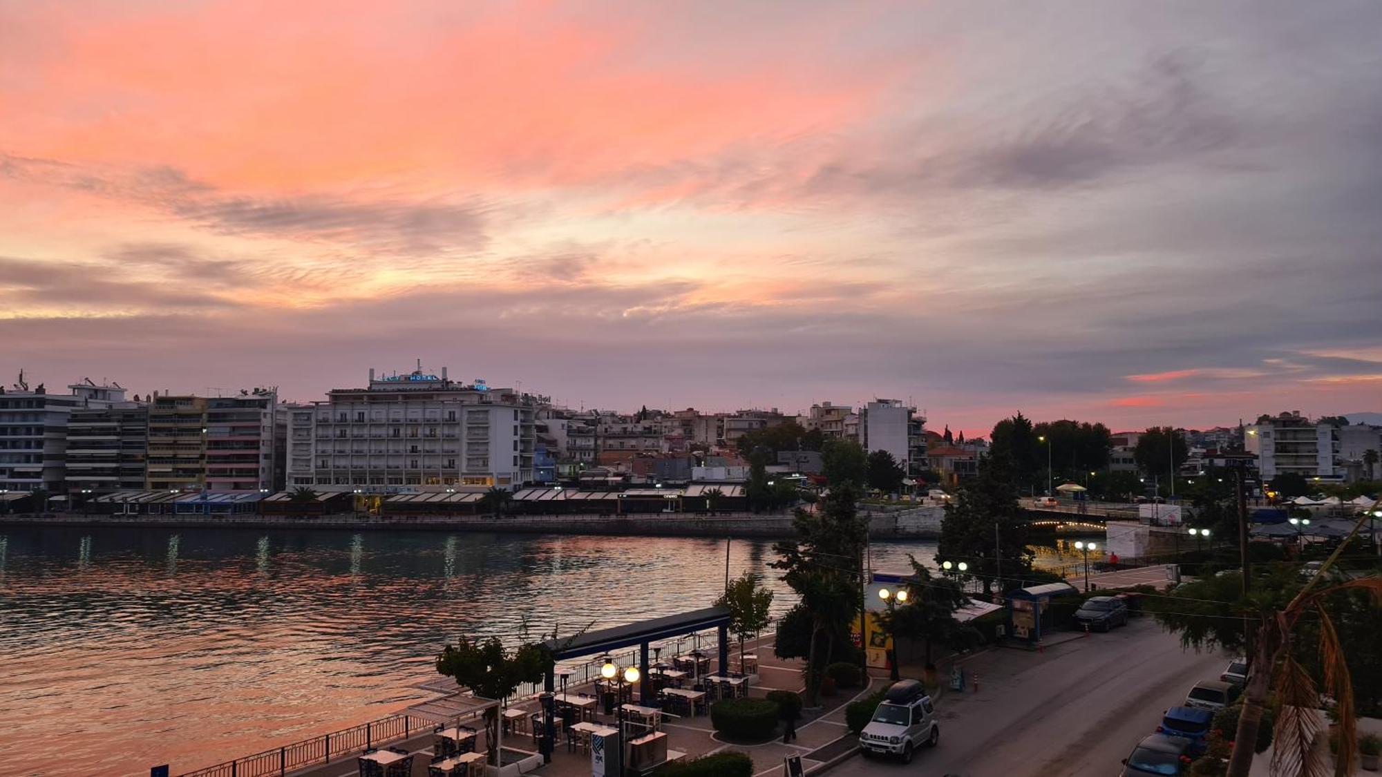 Debbie'S Διαμέρισμα Δίπλα Στο Νερό ! Chalkís Exterior foto